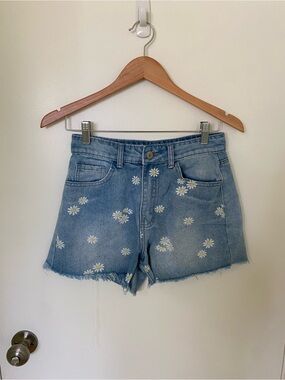 Daisy-Embroidered Light Blue Denim Shorts